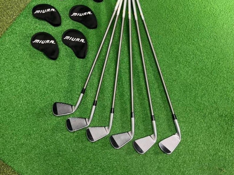 เหล็กชุด Miura KM-700 6 ชิ้นวางบนหญ้าเทียม พร้อมปลอกหัวไม้ Miura