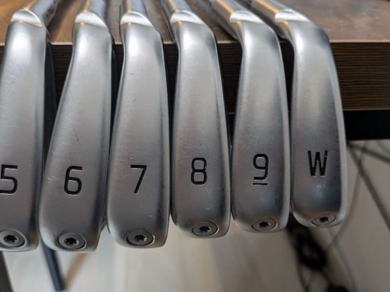 เหล็ก PING i230 เบอร์ 5–W เรียงหกอัน เห็นเลขเบอร์ใต้หัวไม้